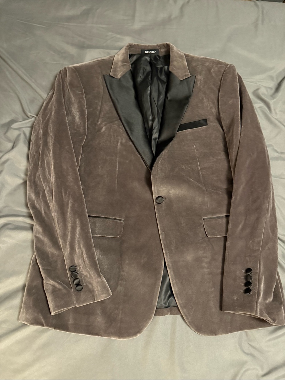 Kudoro Men's Velvet Tuxedo Blazer Jacket Gray Size Large Peak Lapel Holiday Prom